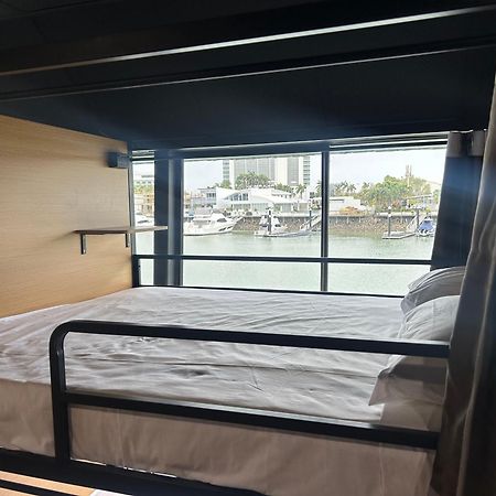 The Pier Pods On The Water- 50M From Townsville Bus Terminal And Ferry Terminal- Passport Id Requried المظهر الخارجي الصورة