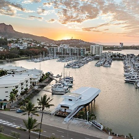 The Pier Pods On The Water- 50M From Townsville Bus Terminal And Ferry Terminal- Passport Id Requried المظهر الخارجي الصورة