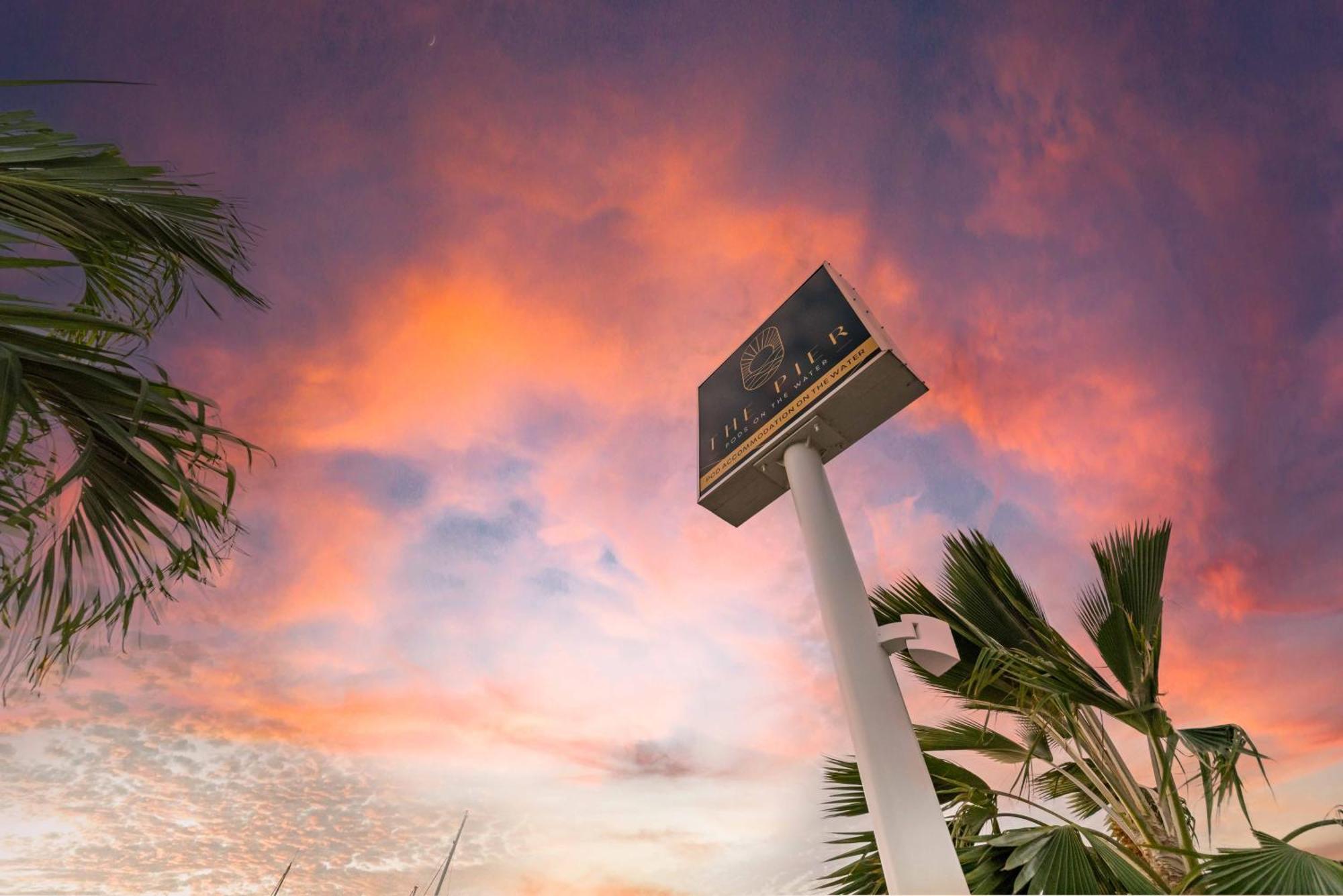 The Pier Pods On The Water- 50M From Townsville Bus Terminal And Ferry Terminal- Passport Id Requried المظهر الخارجي الصورة