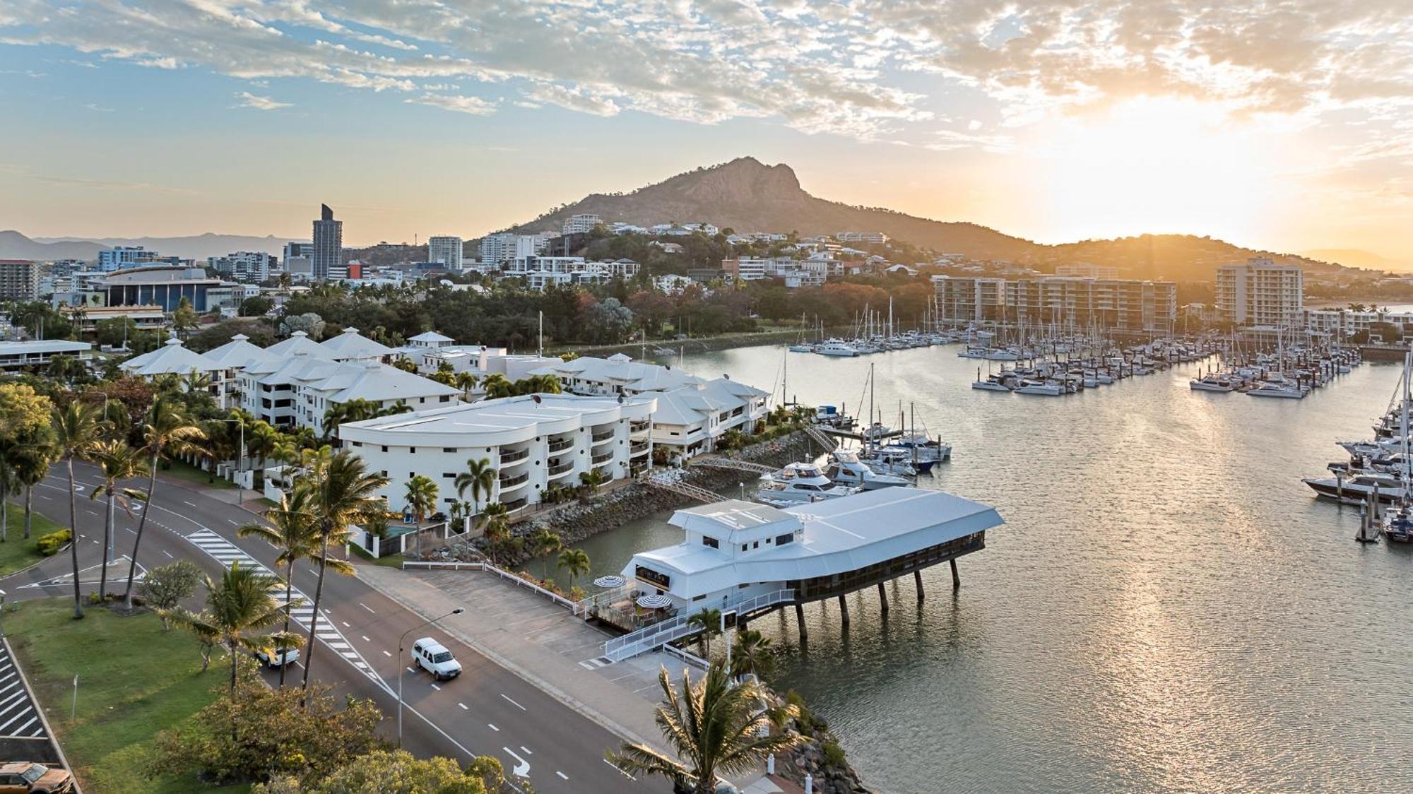 The Pier Pods On The Water- 50M From Townsville Bus Terminal And Ferry Terminal- Passport Id Requried المظهر الخارجي الصورة
