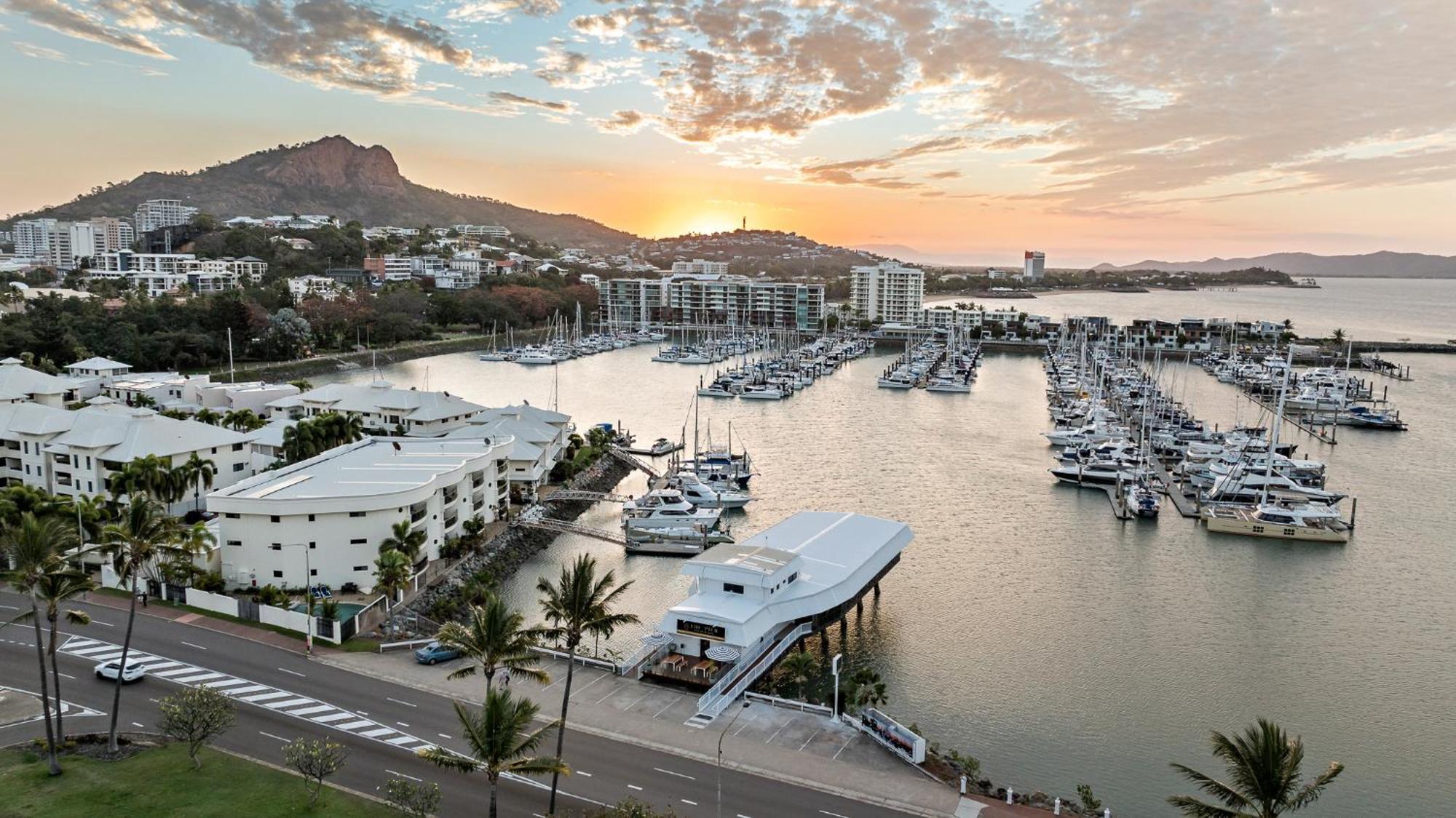 The Pier Pods On The Water- 50M From Townsville Bus Terminal And Ferry Terminal- Passport Id Requried المظهر الخارجي الصورة