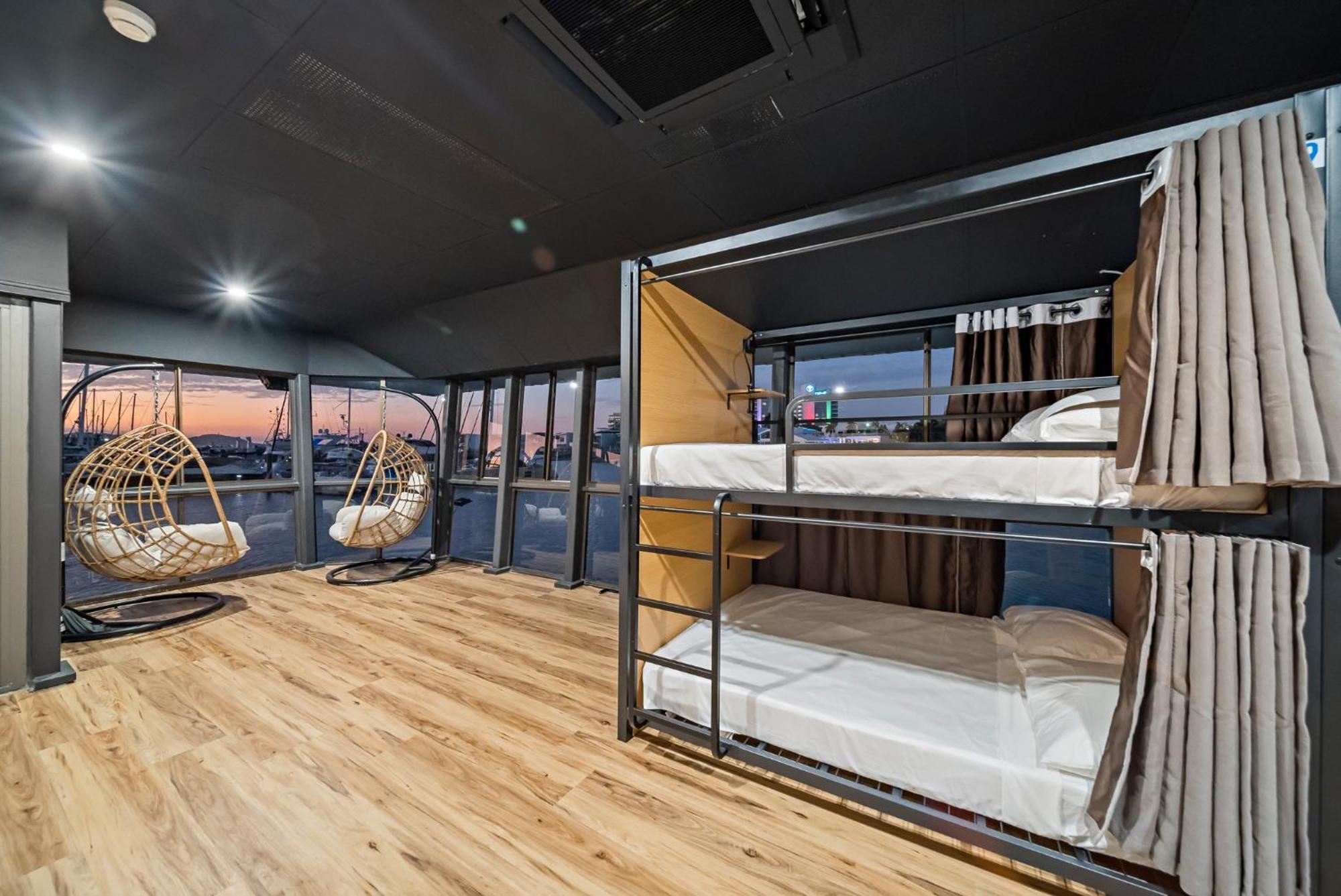 The Pier Pods On The Water- 50M From Townsville Bus Terminal And Ferry Terminal- Passport Id Requried المظهر الخارجي الصورة