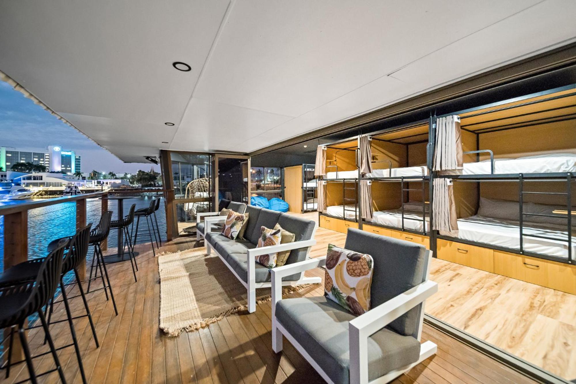 The Pier Pods On The Water- 50M From Townsville Bus Terminal And Ferry Terminal- Passport Id Requried المظهر الخارجي الصورة