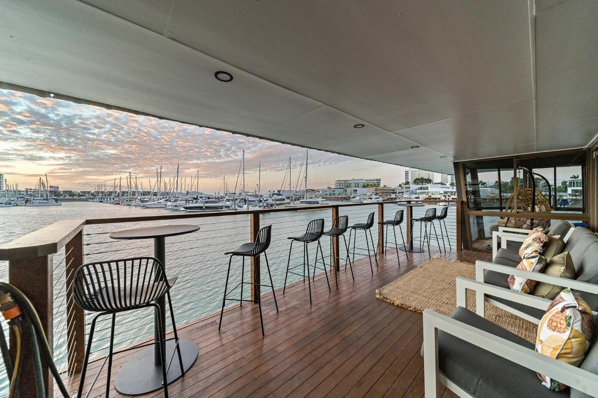 The Pier Pods On The Water- 50M From Townsville Bus Terminal And Ferry Terminal- Passport Id Requried المظهر الخارجي الصورة