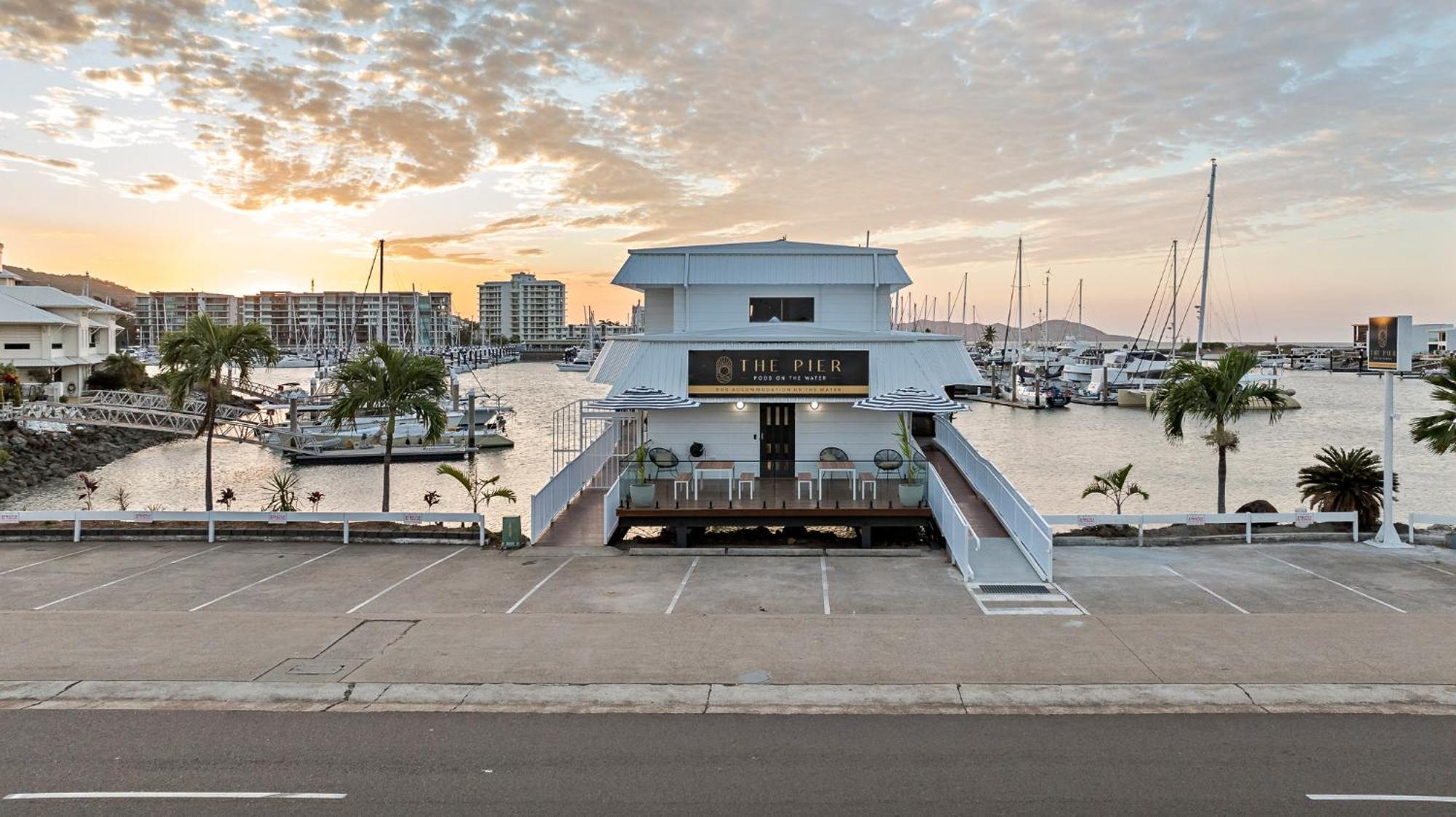 The Pier Pods On The Water- 50M From Townsville Bus Terminal And Ferry Terminal- Passport Id Requried المظهر الخارجي الصورة
