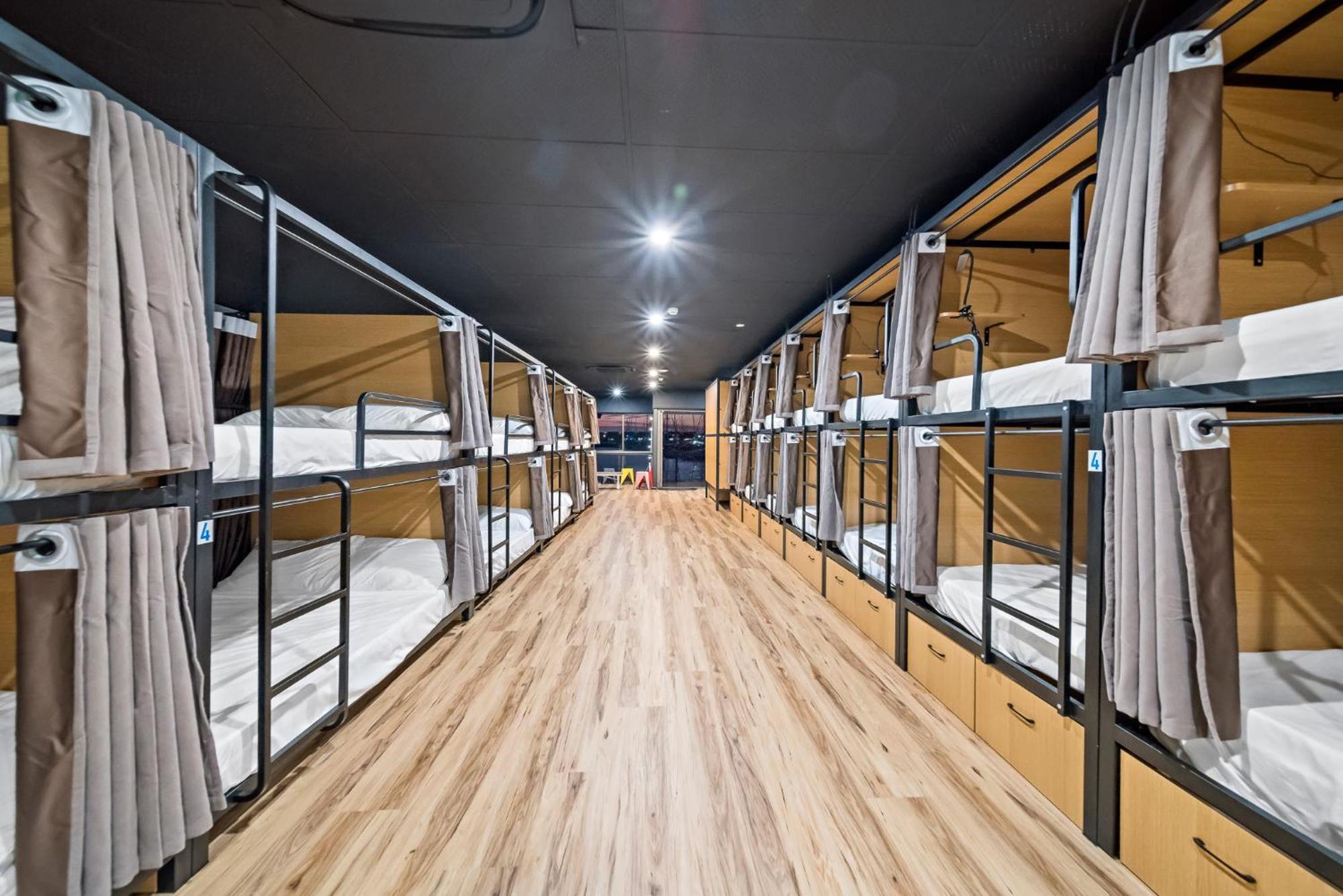 The Pier Pods On The Water- 50M From Townsville Bus Terminal And Ferry Terminal- Passport Id Requried المظهر الخارجي الصورة
