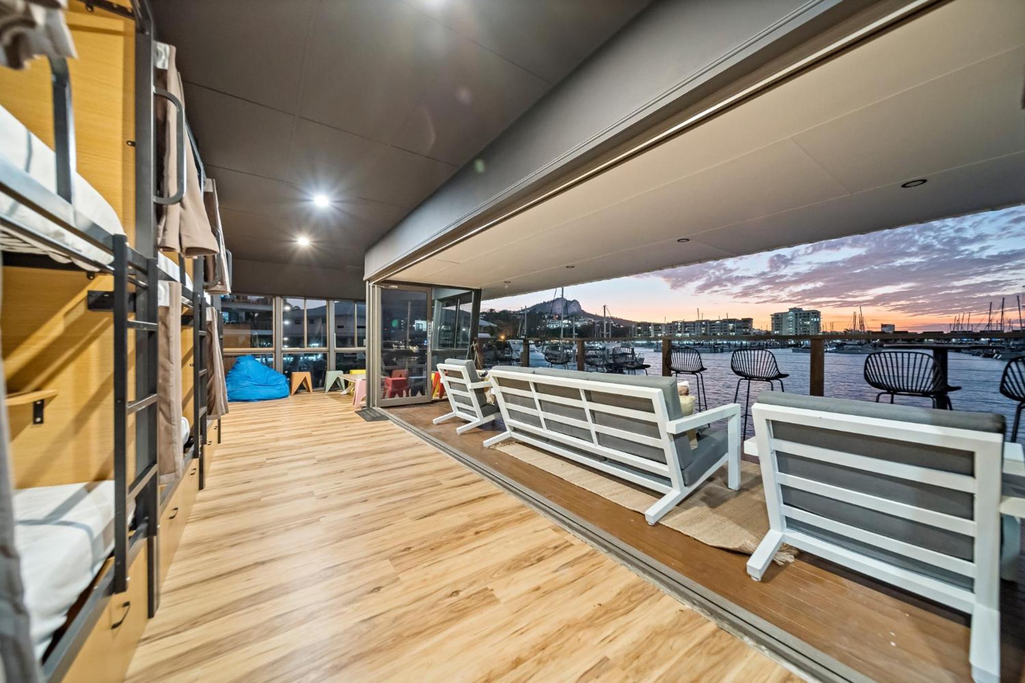 The Pier Pods On The Water- 50M From Townsville Bus Terminal And Ferry Terminal- Passport Id Requried المظهر الخارجي الصورة